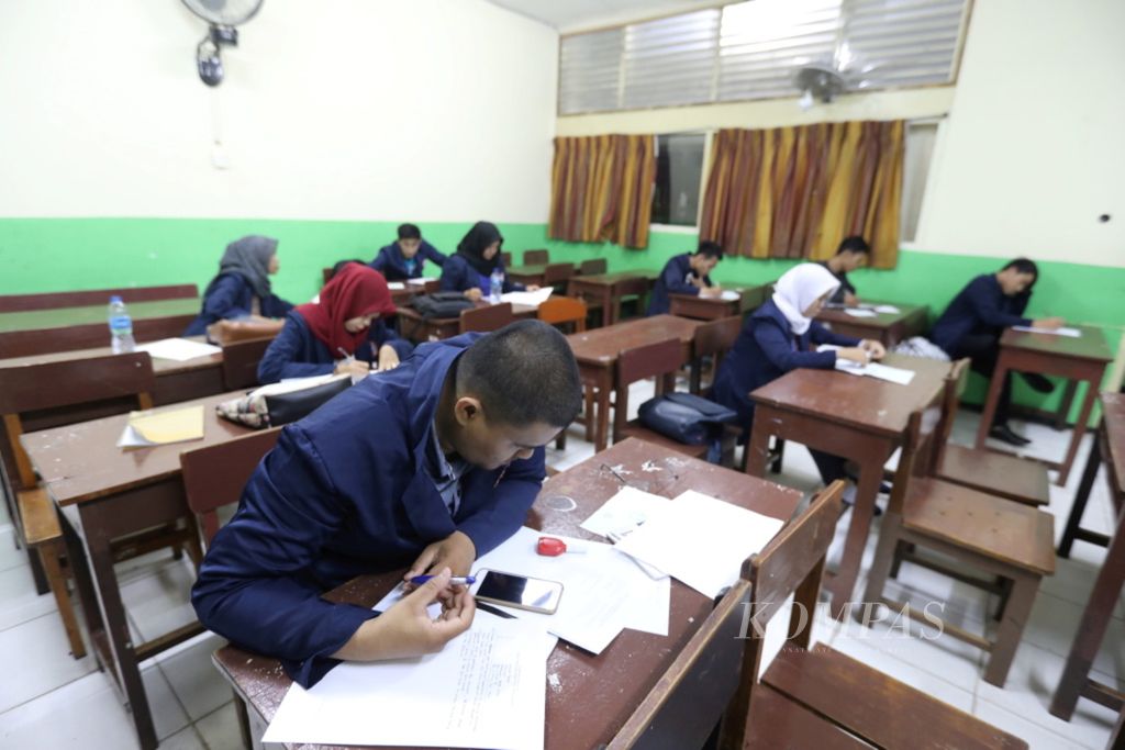 Ujian Mahasiswa STKIP. Sejumlah mahasiswa Sekolah Tinggi Keguruan dan Ilmu Pendidikan Purnama di kawasan Kebayoran Baru, Jakarta, mengerjakan soal ujian tengah semester, Senin (12/3).