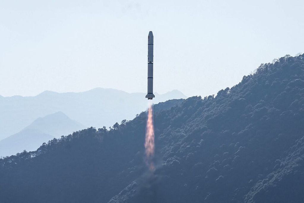 Roket Long March-2C, yang membawa satelit Einstein Probe, diluncurkan dari Pusat Peluncuran Satelit Xichang di Xichang, Provinsi Sichuan, China barat daya. 