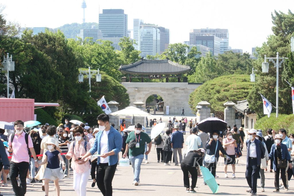 Wisatawan yang didominasi wisatawan domestik ramai mengunjungi Gedung Biru, istana kepresidenan Korea Selatan selama 74 tahun di Seoul Korea Selatan, Rabu (1/6/2022). Sejak 10 Mei 2022 Gedung Biru yang merupakan istana kepresidenan Korea Selatan dibuka untuk umum.