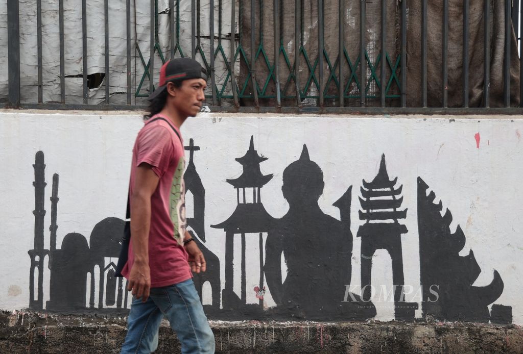 A mural with a theme of houses of worship for various religions was depicted in an alley in Kedawung, Depok, West Java, on Sunday (15/1/2023). The message of mutual respect among people of different religions continues to be nurtured and voiced by the community to uphold the values of tolerance, which are now facing challenges. Freedom in practicing religion is one form of human rights.