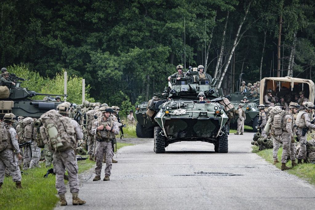 Kendaraan lapis baja militer mengikuti latihan Baltops 2024 di kawasan Laut Baltik, Minggu (16/6/2024). 