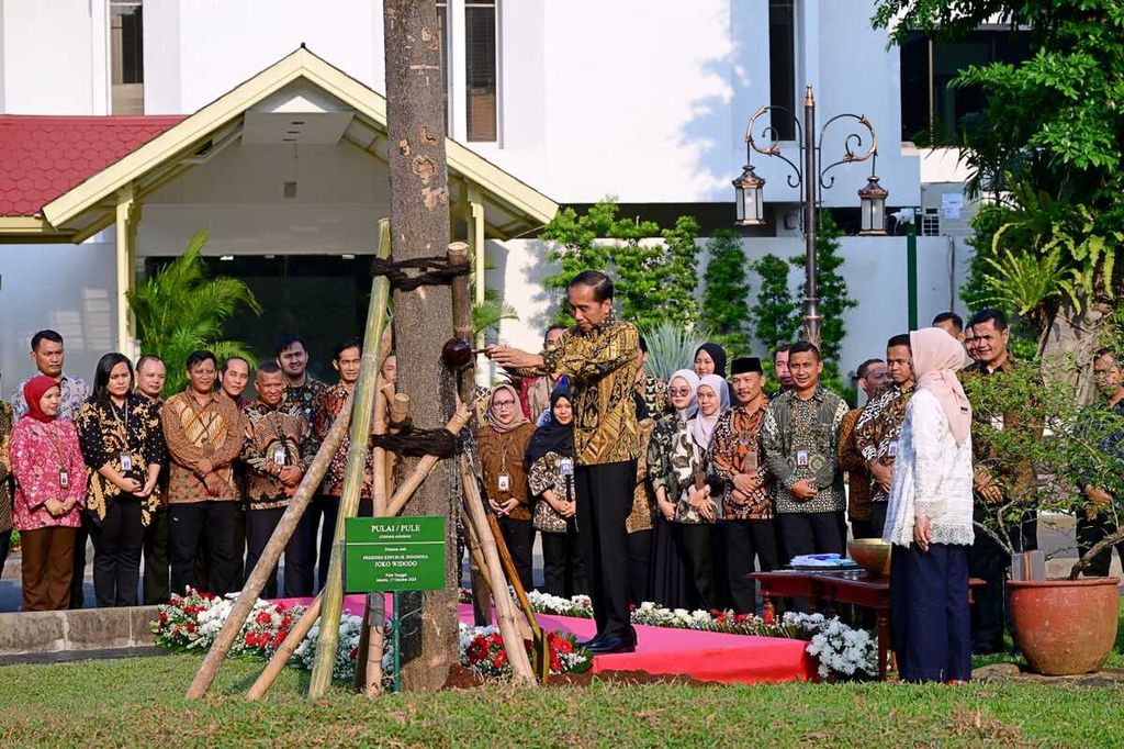 Presiden Joko Widodo bersama Nyonya Iriana Joko Widodo melakukan kegiatan penanaman pohon di halaman tengah Istana Kepresidenan Jakarta, Kamis (17/10 2024). Presiden Jokowi menanam pohon pulai (<i>Alstonia scholaris</i>), sementara Nyonya Iriana menanam pohon flamboyan (<i>Delonix regia</i>).