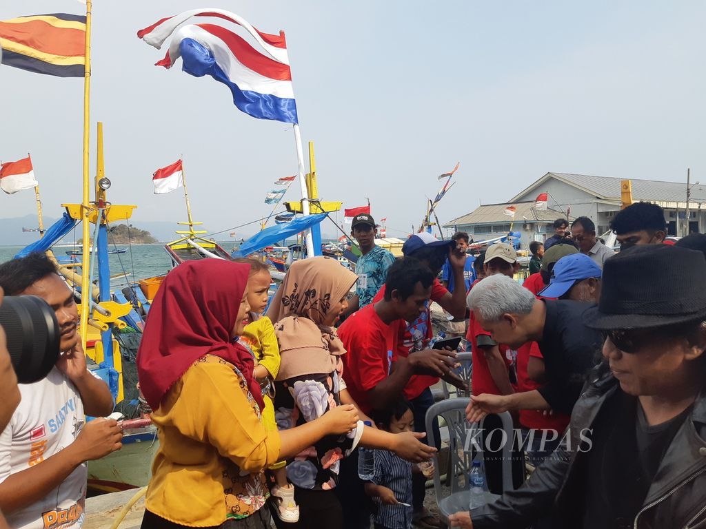 Calon presiden Ganjar Pranowo menyambangi nelayan di kawasan Tempat Pelelangan Ikan Lempasing, Kecamatan Teluk Betung Timur, Kota Bandar Lampung, Rabu (25/10/2023).