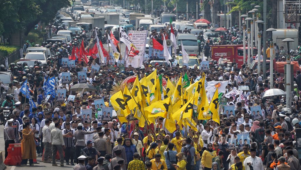 Rombongan bakal calon gubernur-wakil gubernur Ridwan Kamil-Suswono saat menuju Kantor KPU Provinsi DKI Jakarta, Jalan Salemba Raya, Jakarta, untuk mendaftar Pilkada Jakarta 2024, Rabu (28/8/2024). Pasangan Ridwan Kamil-Suswono ini diusung koalisi 12 partai politik untuk Pilkada DKI 2024.