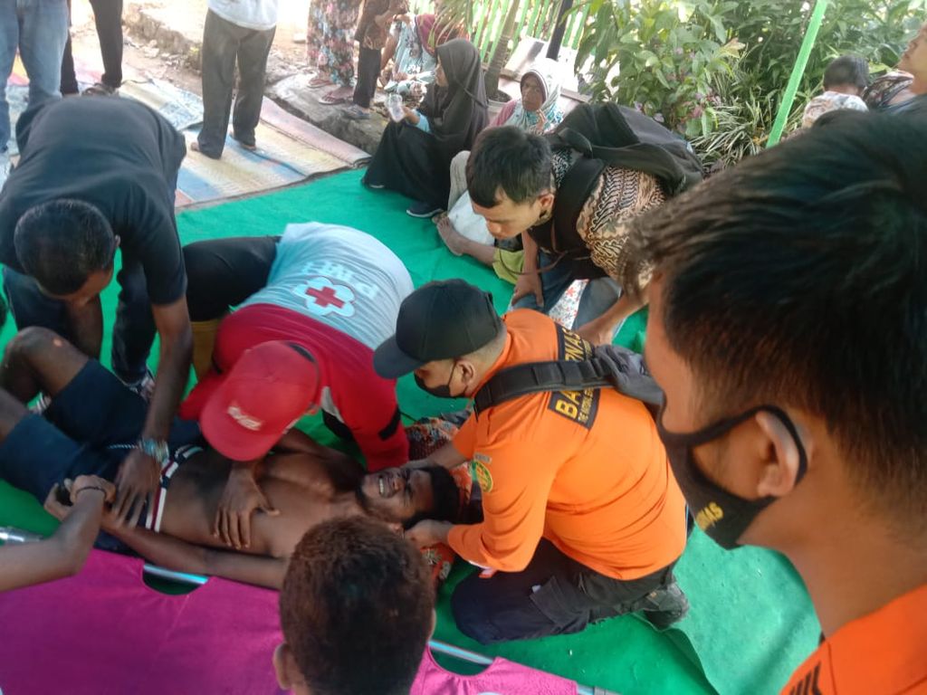 Petugas Pos Basarnas Pasaman mengevakuasi warga luka akibat gempa bermagnitudo 6,1 di Nagari Kajai, Kecamatan Talamau, Kabupaten Pasaman Barat, Sumatera Barat, Jumat (25/2/2022).