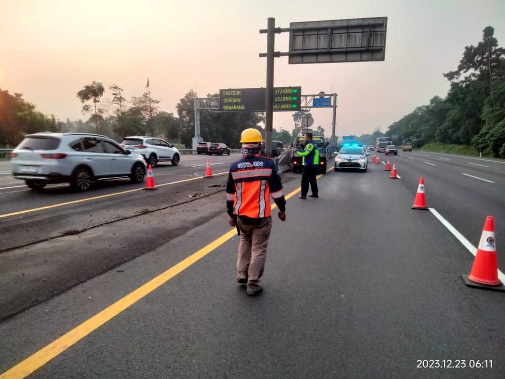Skema lawan arus (<i>contra flow</i>) mulai diberlakukan di Kilometer 47-65 Jalan Tol Jakarta Cikampek yang menghubungkan Jakarta dengan Karawang, Sabtu (23/12/2023).