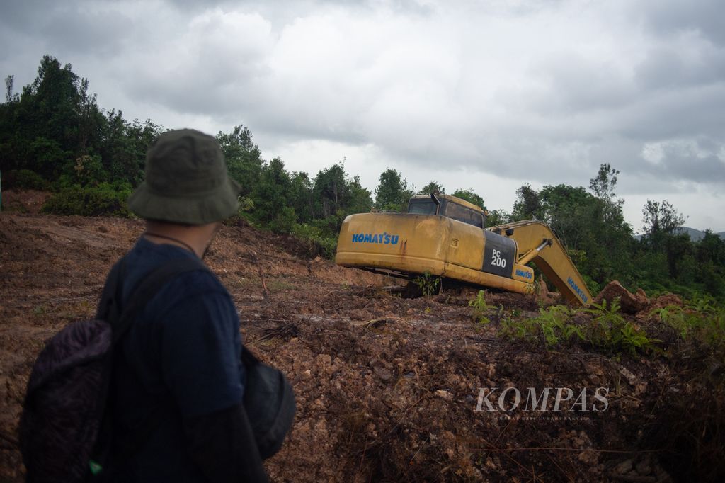 Alat berat meratakan lahan yang akan digunakan untuk membangun rumah relokasi warga terdampak Proyek Strategis Nasional Rempang Eco City di Kampung Tanjung Banun, Pulau Rempang, Batam, Kepulauan Riau, Rabu (10/1/2024).