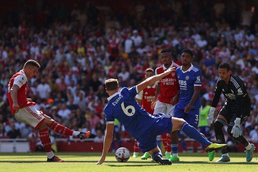 Gelandang Arsenal, Granit Xhaka (kiri), mencetak gol ketiga timnya pada laga Liga Primer Inggris antara Arsenal dan Leicester City Stadion Emirates, London, 13 Agustus 2022.