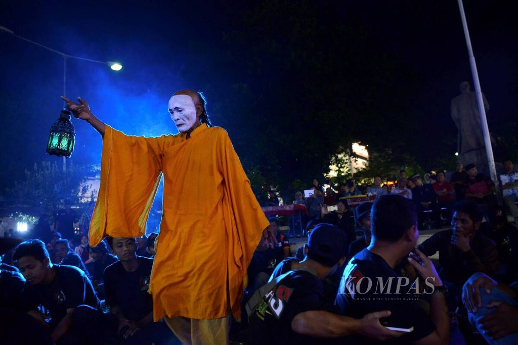 Seniman pantomim Jemek Supardi tampil dalam acara Syawalan Kebangsaan Gerakan Rakyat Pancasila di halaman Kantor DPRD DI Yogyakarta, Jalan Malioboro, Yogyakarta, Sabtu (22/7) malam.