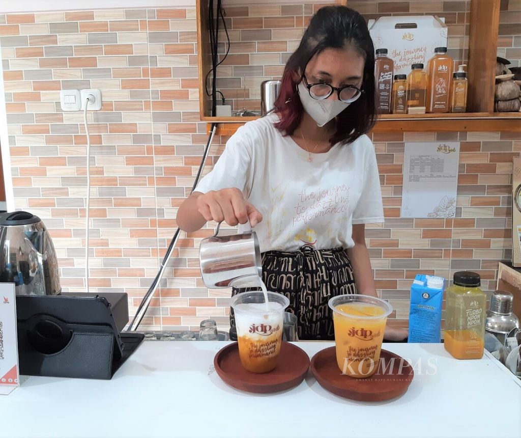 Karyawan sedang menyeduh jamu kekinian Sinom susu (kiri) dan Turbo Mpon-mpon Yakult (kanan) produksi Jamu Delicious Powder Surabaya di kafe JDP Surabaya, Kamis (19/5/2022),