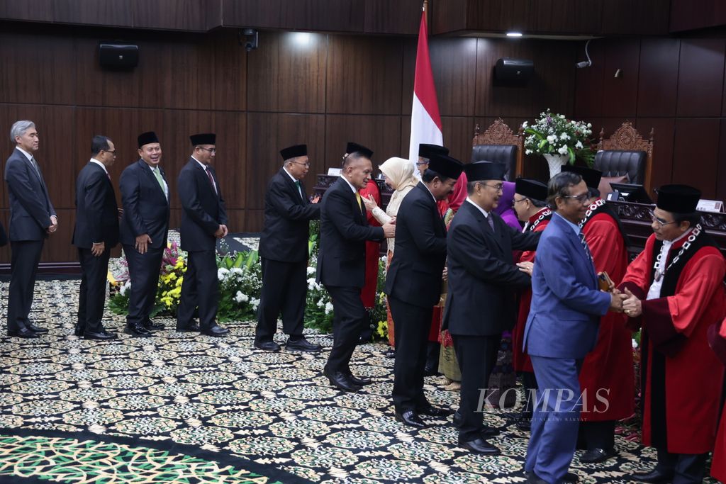 Undangan memberikan ucapat selamat usai pembacaan sumpah jabatan Ketua Mahkamah Konstitusi (MK) periode 2023-2028 Anwar Usman dan Wakil Ketua MK Saldi Isra di Gedung MK, Jakarta, Senin (20/3/2023). 