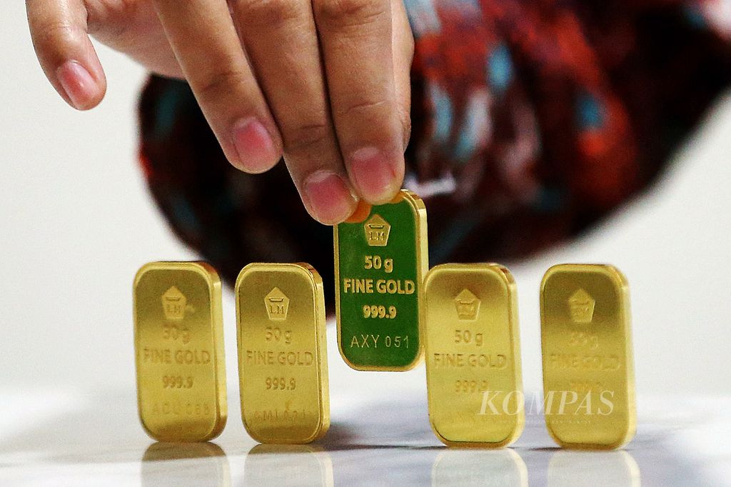 Logam mulia emas 24 karat 50 gram di BNI Syariah, Jakarta, beberapa waktu lalu. 