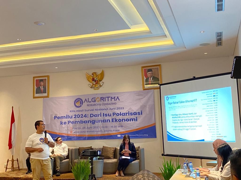 Direktur Algoritma Research and Consulting Aditya Perdana (kiri) dalam rilis hasil survei Algoritma periode 29 Mei-10 Juni 2023 di Jakarta, Senin (26/6/2023).