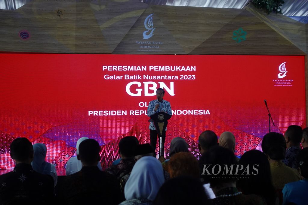 Presiden Joko Widodo saat memberikan sambutan pada Peresmian Pembukaan Gelar Batik Nusantara di Senayan Park, Jakarta, Rabu (2/8/2023).