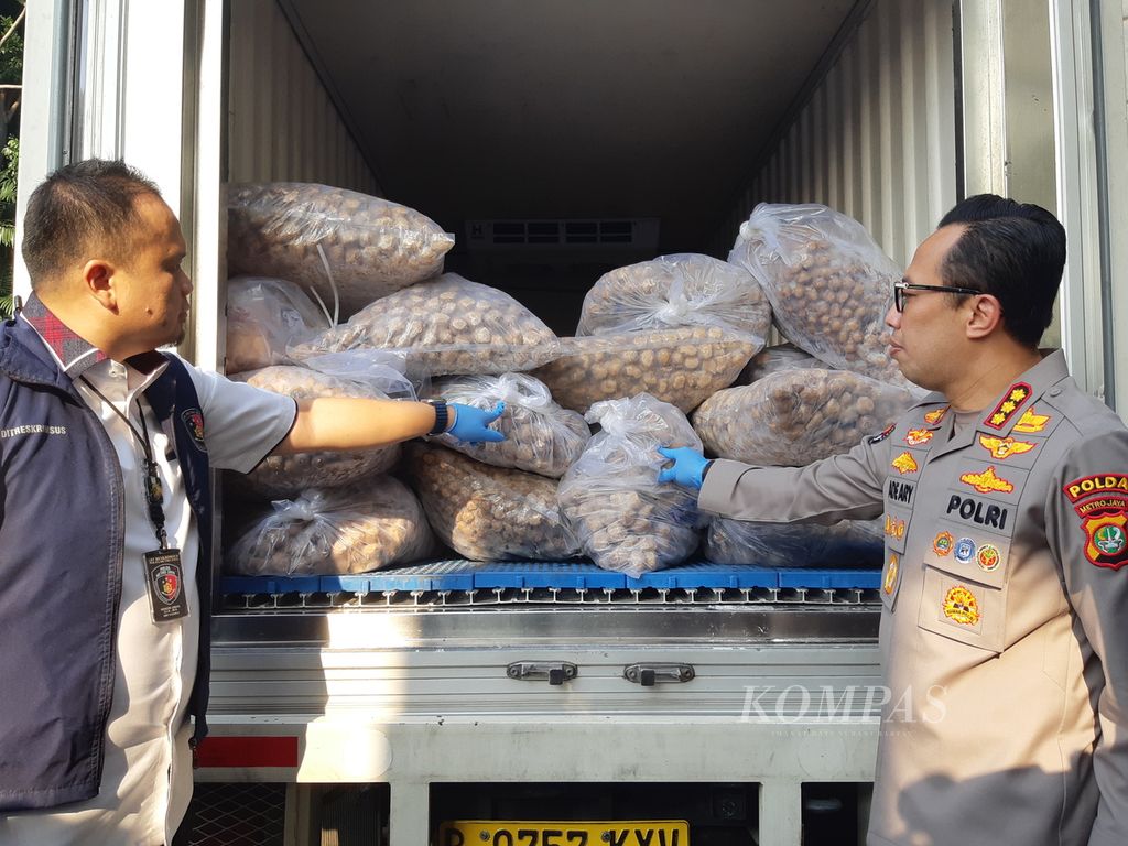 Diteskrimsus Polda Metro Jaya mengungkap penyebaran bakso tanpa izin edar yang dipasarkan melalui lokapasar di beragam media sosial, Selasa (6/8/2024). Bakso ini mengandung tapioka dengan daging jeroan sapi. Untuk menarik minat konsumen, bakso ini dijual di bawah harga pasar.