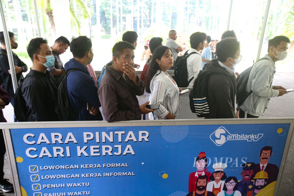 Pencari kerja antre mengikuti Mega Career Expo Jakarta di gedung Serbaguna Senayan, Jakarta, Jumat (17/5/2024). 