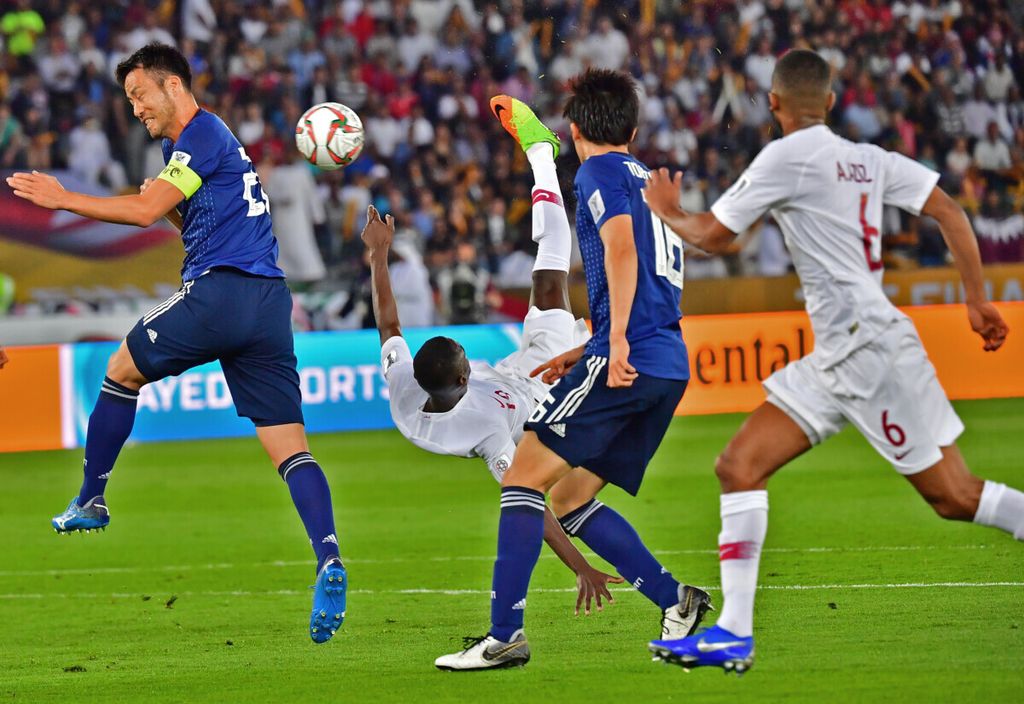 Penyerang Qatar Almoez Ali mencetak gol ke gawang Jepang di final Piala AFC 2019 (1/2/2019).