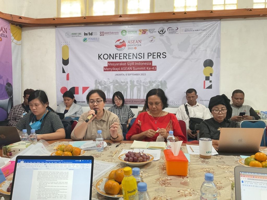 Sejumlah pemimpin organisasi masyarakat sipil Indonesia menyampaikan pernyataan terkait pelaksanaan KTT Ke-43 ASEAN, Selasa (6/9/2023) petang. Tampak Sekjen Koalisi Perempuan Indonesia Mike Verawati (memegang pengeras suara) menyampaikan pandangannya.