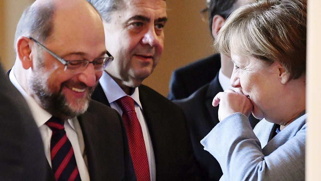 Kanselir Jerman  Angela Merkel dan pemimpin partai sosialis demokrat Jerman (SPD) Martin Schulz tampak berbagi  lelucon saat mereka menunggu  diperkenalkan kepada Presiden Jerman, Selasa (9/1), dalam resepsi Tahun Baru di Istana Bellevue.