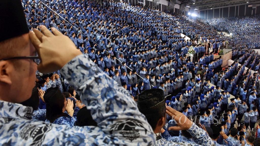 Ribuan aparatur sipil negara (ASN) mengikuti upacara hari ulang tahun ke-47 Korps Pegawai Republik Indonesia (Korpri) di Istora Senayan, Jakarta, Kamis (29/11/2018). 