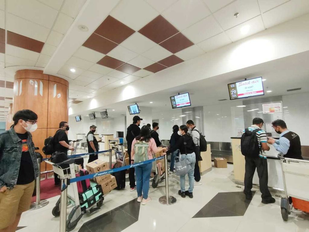 Suasana arus penumpang di Bandara Juanda, Senin (10/10/2022). 