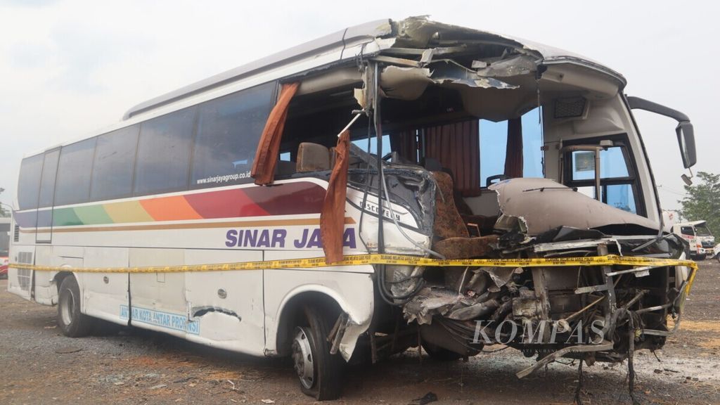 Kondisi bus Sinar Jaya yang rusak akibat kecelakaan maut karena bus ini menyeberang median jalan di Jalan Tol Cikopo-Palimanan, Kabupaten Subang, Jawa Barat, Kamis (14/11/2019) dini hari. Kecelakaan tersebut menewaskan tujuh orang.