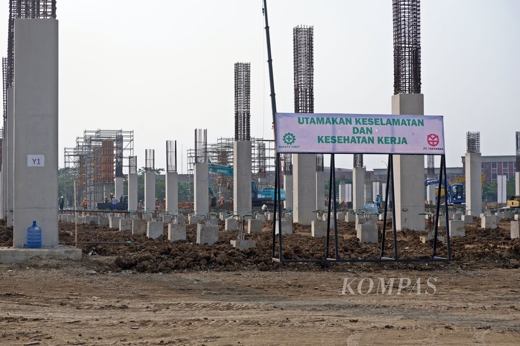 Aktivitas pembangunan pabrik <i>battery system</i> Hyundai Energy Indonesia di Cikarang, Kabupaten Bekasi, Jawa Barat, Rabu (31/5/2023). Pabrik <i>battery system</i> itu dibangun di lahan seluas 32.188 meter persegi. Adapun produksi massal pabrik tersebut ditargetkan dimulai pada paruh pertama tahun 2024.