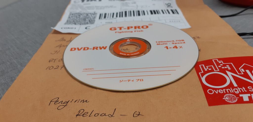 Kepingan DVD yang memuat jutaan data pribadi, termasuk data nasabah sejumlah bank. Data pribadi itu dijual di pasar daring dengan harga Rp 250.000.