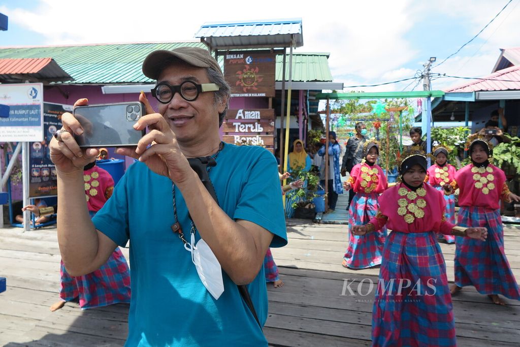 Seniman Butet Kartaredjasa melakukan swafoto di depan para penari Kampung Malahing, Bontang yang menyambut kehadirannya, Senin (6/6/2022). Butet bersama puluhan seniman melakukan Muhibah Budaya PKT, 5-9 Juni 2022 di Bontang, Kaltim.
