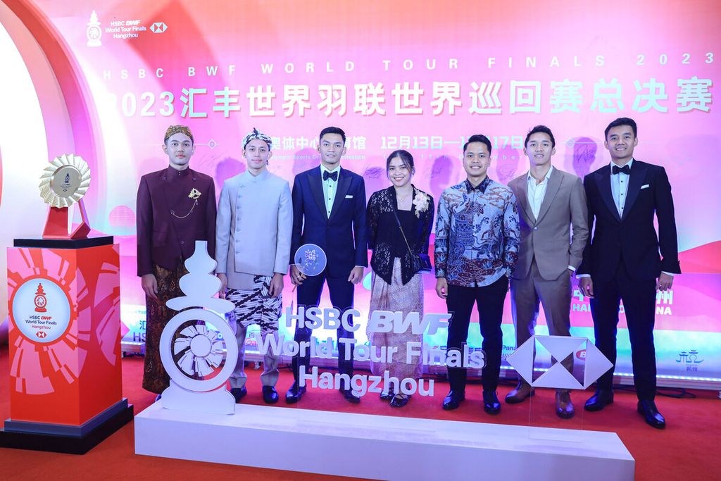 Para wakil Indonesia berfoto bersama saat acara makan malam yang dihadiri para peserta turnamen Final BWF World Tour 2023 di Hangzhou, China, Senin (11/12/2023). 