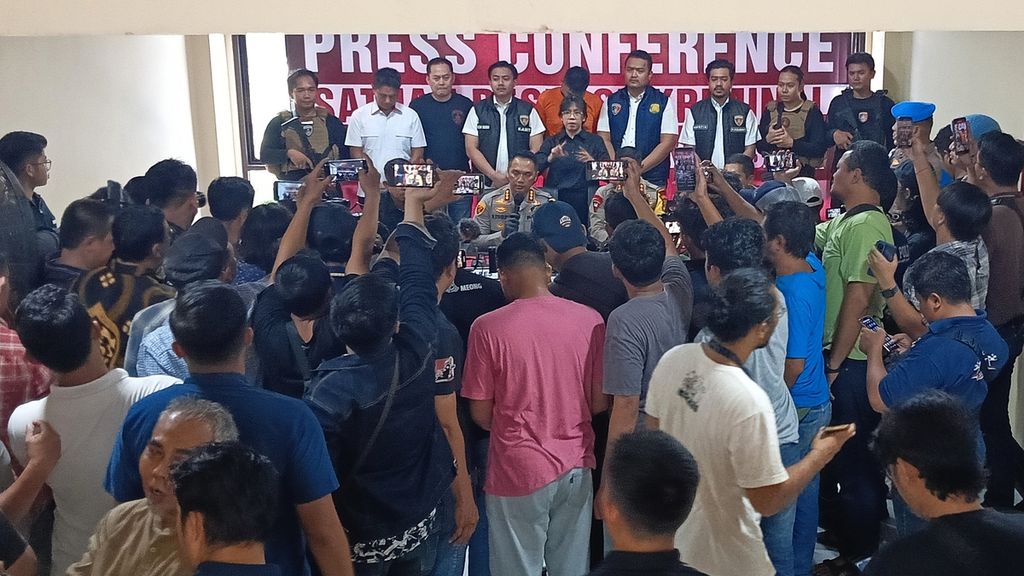 The atmosphere of the release of the disclosure of the planned murder case committed by Galang (24) to Saidi (71) at the West Jakarta Metro Police headquarters, on Friday (24/5/2024).