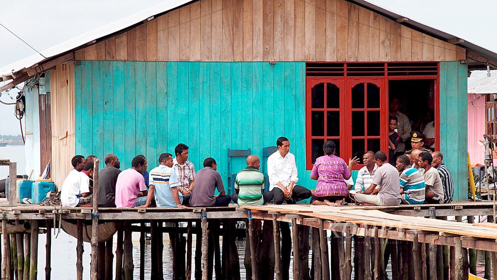 Presiden Joko Widodo saat berkunjung ke Kota Sorong, Papua Barat,  <i>blusukan</i> ke perkampungan nelayan di Kelurahan Malawei, Distrik Sorong Manoi, Senin (29/12/2014) pagi. 