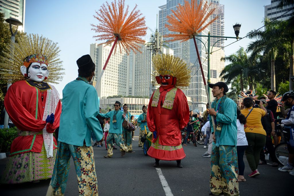 Penampilan ondel-ondel meramaikan parade budaya menyambut HUT Ke-496 Jakarta di kawasan Bundaran Hotel Indonesia, Jakarta, Minggu (11/6/2023).