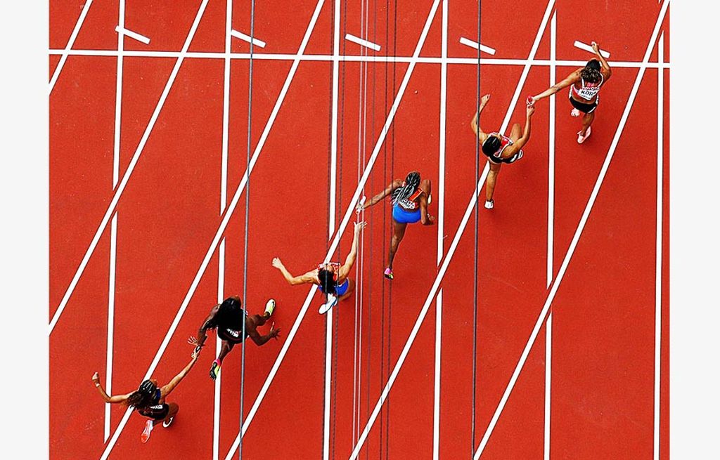 Potret dari udara saat para pelari melakukan perpindahan tongkat pada heat 1 nomor 4 x 100 meter putri Kejuaraan Dunia Atletik 2017 di Stadion Olimpiade London, Inggris, Sabtu (12/8). Final nomor ini berlangsung Minggu dini hari WIB.