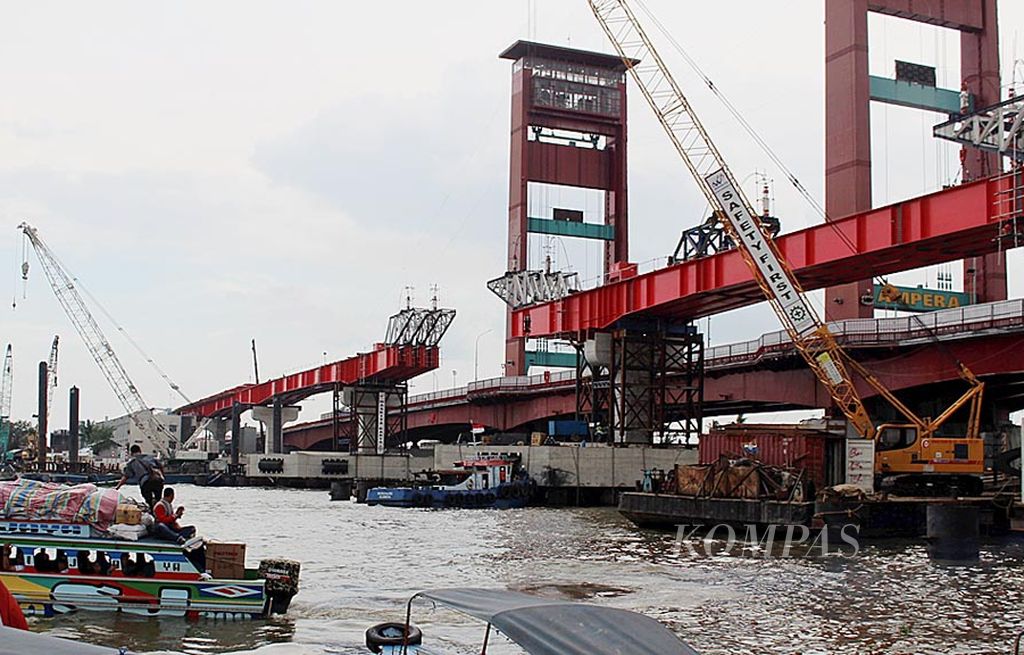 Kondisi pembangunan konstruksi kereta ringan (LRT) di atas Sungai Musi, Senin (25/9). Jalur tengah Sungai Musi Selasa ini akan ditutup selama delapan jam. Penutupan  dilakukan karena kontraktor akan memasang girder di bagian tengah sungai.
