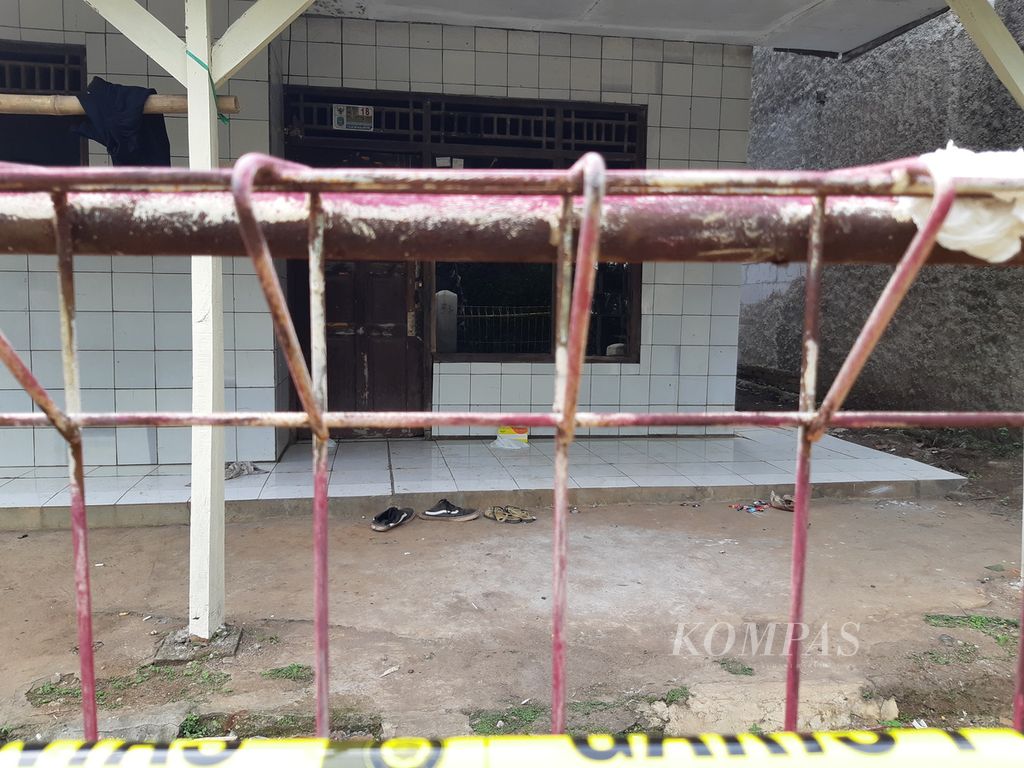 Kondisi rumah kontrakan di Ciketing Udik, Bantargebang, Kota Bekasi, Kamis (12/1/2023) pagi. Di dalam rumah ini, lima orang ditemukan terkapar dengan mulut berbusa.