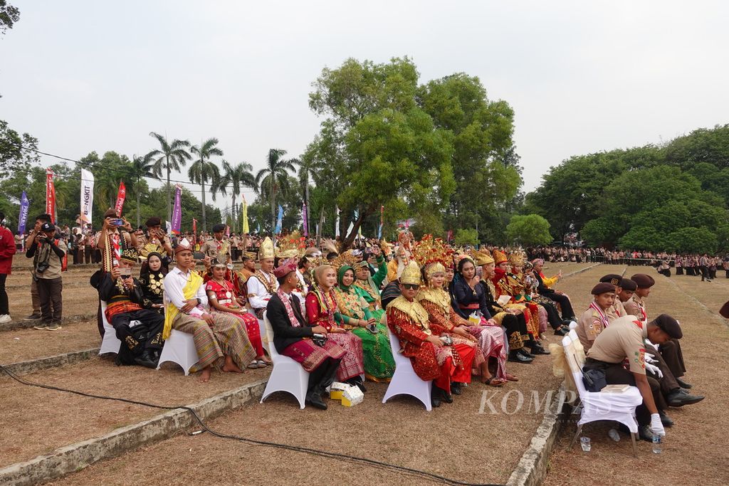 Para peserta berpakaian adat dari berbagai daerah di Indonesia mengikuti peringatan Hari Pramuka Ke-62 dan kegiatan Raimuna Nasional XII Tahun 2023 di Cibubur, Jakarta, Senin (14/8/2023).