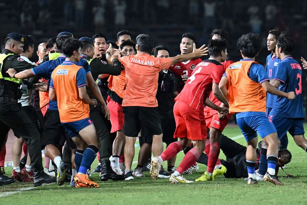 Pemain dan ofisial tim sepak bola Indonesia dan Thailand terlibat perkelahian pada laga final sepak bola SEA Games Kamboja 2023 di Phnom Penh, Kamboja, 16 Mei 2023. 