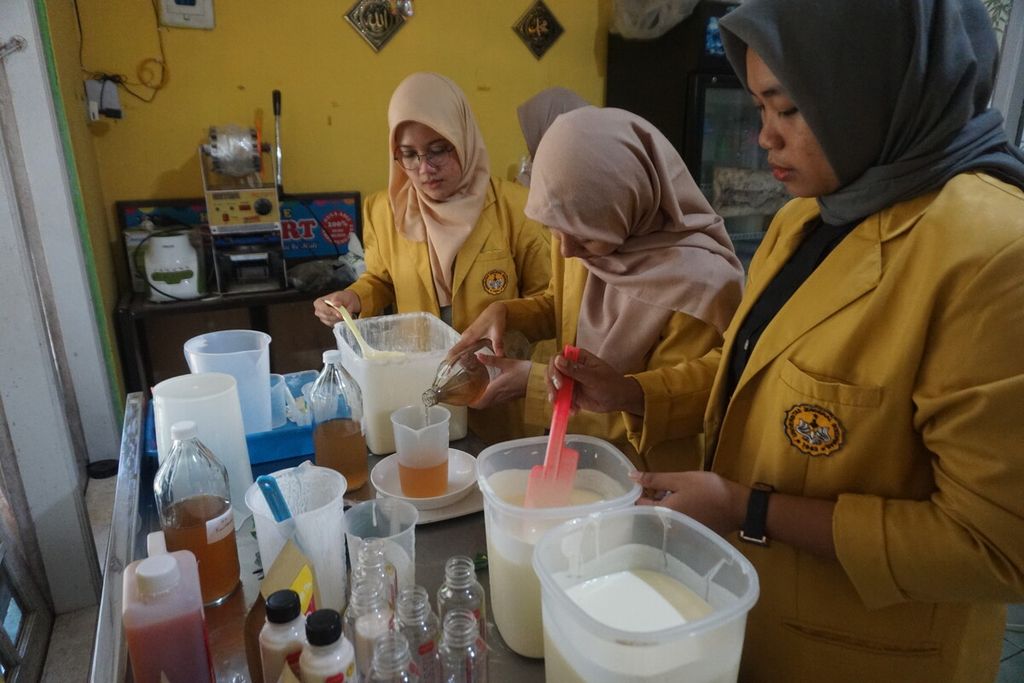 Mahasiswa dan mahasiswi bersama tim dosen Universitas Jenderal Soedirman Purwokerto mengembangkan bunga kecombrang untuk perasa alami yogurt, Jumat (8/9/2023).