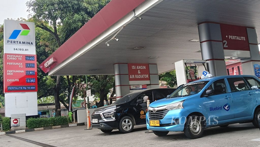 Sejumlah mobil mengantre di jalur pengisian Pertalite di SPBU Benhil, Jumat (30/8/2024). Ke depan mobil harus mendaftar QR code untuk bisa mengisi Pertalite.