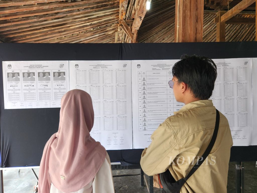 Warga melihat contoh surat suara dalam simulasi pemungutan suara yang berlangsung di Kota Surakarta, Jawa Tengah, Selasa (30/1/2024). Spesimen surat suara simulasi menampilkan empat kolom untuk surat suara capres dan cawapres. Spesimen tersebut dipersoalkan DPC-PDIP Kota Surakarta mengingat jumlah kandidat yang akan berkontestasi hanya tiga pasangan.