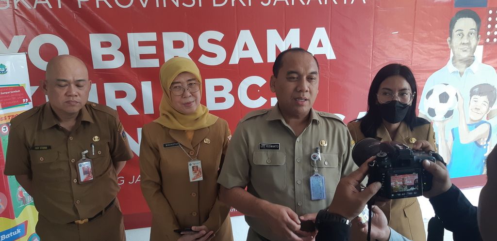Kepala Dinas Kesehatan DKI Jakarta Widyastuti (kedua dari kiri) dan Asisten Kesejahteraan Rakyat Sekretaris Daerah Provinsi DKI Jakarta Uus Kuswantoro (kedua dari kanan) di Rusun Albo, Cakung Barat, Jakarta Timur, Selasa (21/3/2023).