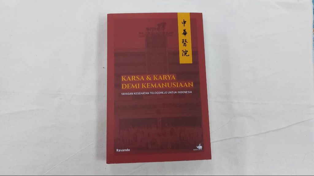 Halaman muka buku berjudul ”Karsa & Karya demi Kemanusiaan: Yayasan Kesehatan Telogorejo untuk Indonesia”.
