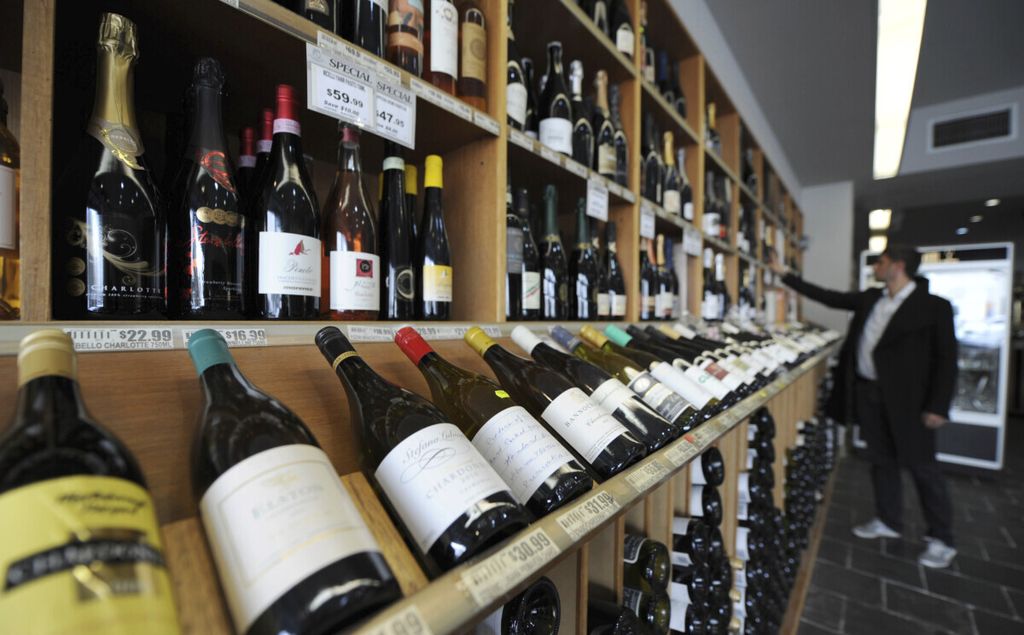 Botol-botol minuman anggur produksi Australia dijajakan di toko King & Godfree di Melbourne, pada 29 Februari 2012. Per 18 Agustus 2020, China melarang kedatangan minuman anggur Australia. 
