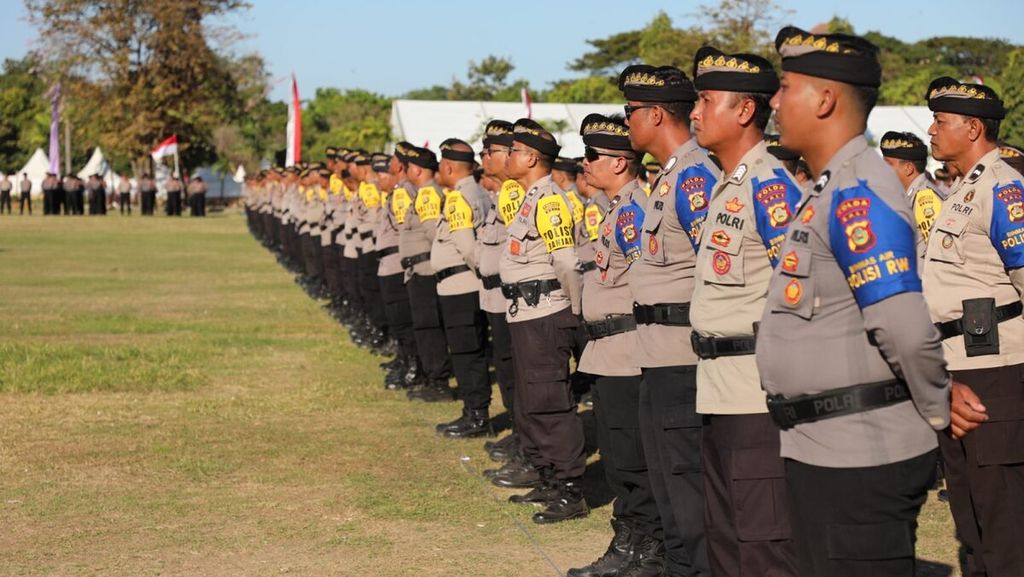 Dokumentasi Humas Polda Bali menampilkan suasana upacara pelantikan polisi banjar (poliri RW) di Lapangan Puputan Margarana, Niti Mandala Renon, Kota Denpasar, Bali, Kamis (10/8/2023).