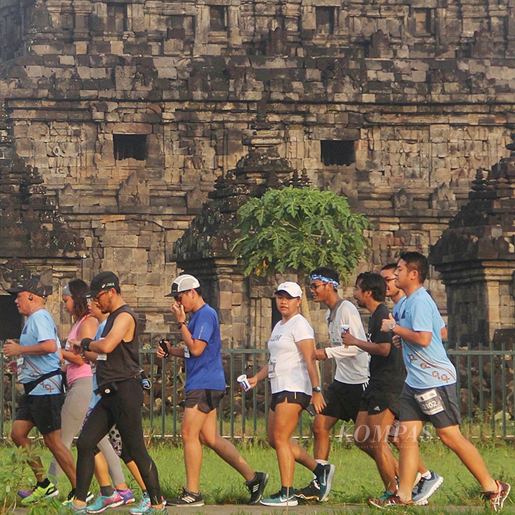 Pelari peserta Mandiri Jogja Marathon 2017 melintas di dekat Candi Plaosan, Kabupaten Klaten, Jawa Tengah, Minggu (23/4). Ajang yang baru pertama kali digelar ini diikuti 6.210 pelari.