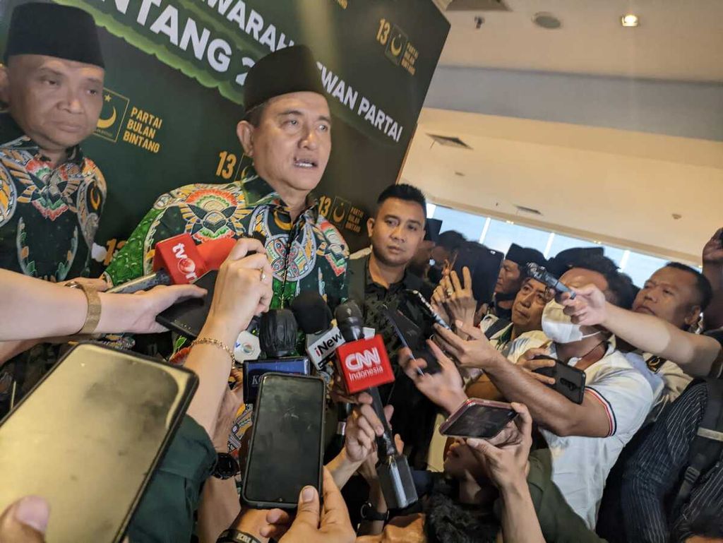 Ketua Umum Partai Bulan Bintang Yusril Ihza Mahendra memberikan keterangan pers usai Rapat Koordinasi Nasional PBB di Jakarta, Rabu (11/1/2023). 