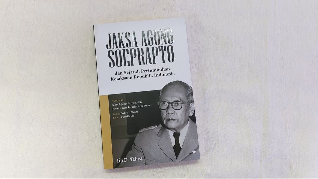 Halaman muka buku berjudul <i>Jaksa Agung Soeprapto dan Sejarah Pertumbuhan Kejaksaan Republik Indonesia</i>