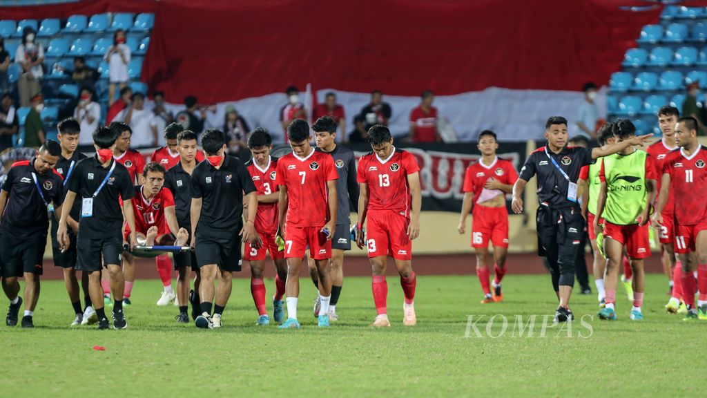 Kesedihan timnas Indonesia atas kekalahan yang diterimanya dari Thailand dalam babak semifinal cabang sepak bola SEA Games Vietnam 2021 di Stadion Thien Truong, Nam Dinh, Vietnam, Kamis (19/5/2021). Indonesia kalah, 0-1.