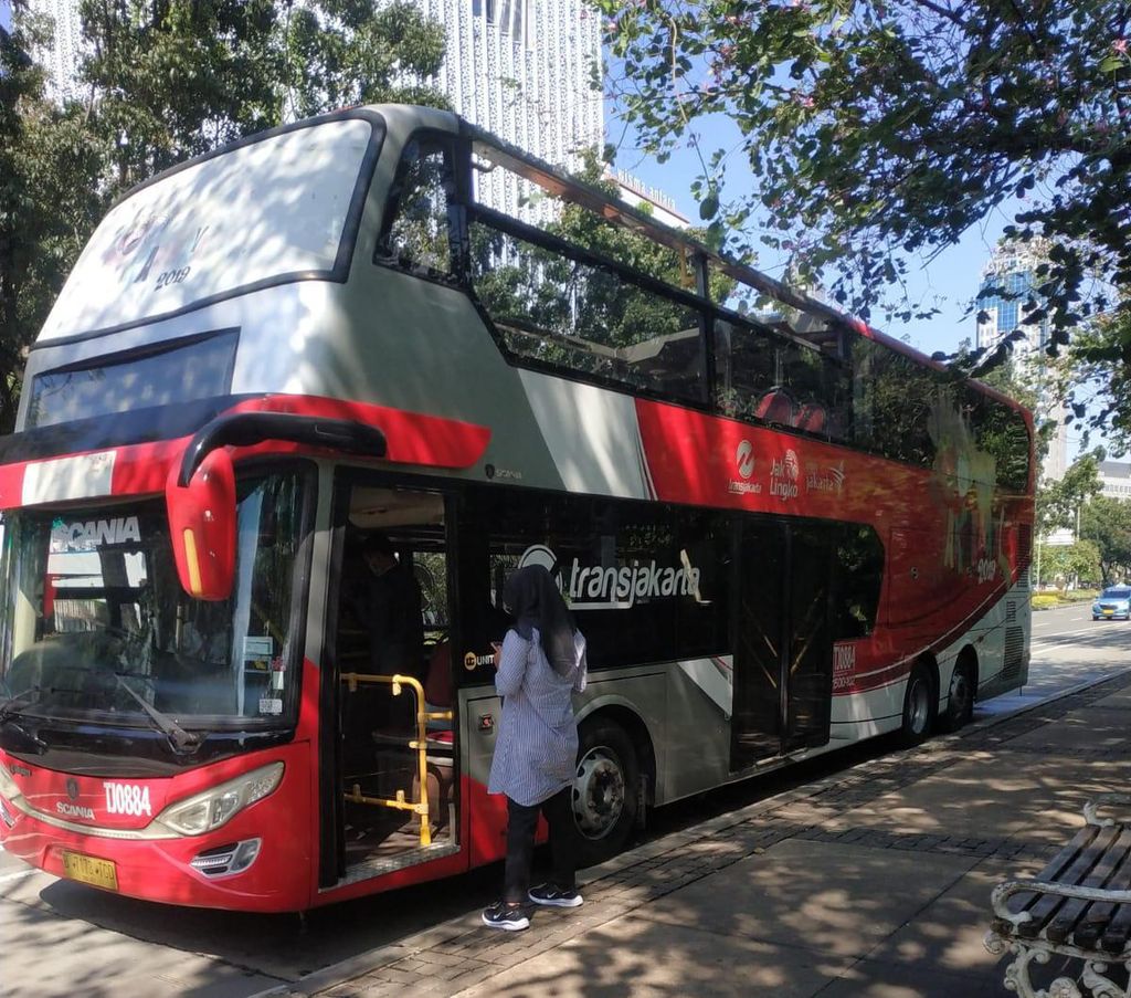 Bus tingkat wisata dengan atap terbuka beroperasi di Jakarta sejak Selasa (3/5/2022).